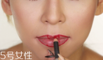 橢圓形嘴唇怎么涂口紅？勾勒唇線讓唇形完美