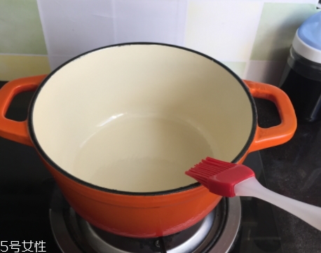 琺瑯鍋和玻璃鍋哪個(gè)好？附上用琺瑯鍋燒菜過程