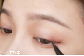 眼線畫歪了怎么辦？干脆暈成煙熏妝