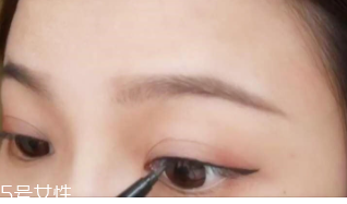 眼線畫歪了怎么辦？干脆暈成煙熏妝