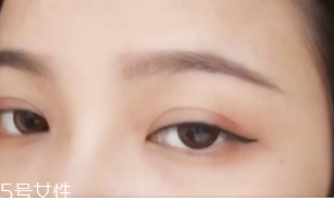 眼線畫歪了怎么辦？干脆暈成煙熏妝