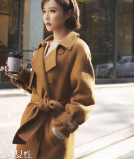白領(lǐng)女性赴約穿什么好？長(zhǎng)款氣質(zhì)大衣有格調(diào)和氣質(zhì)