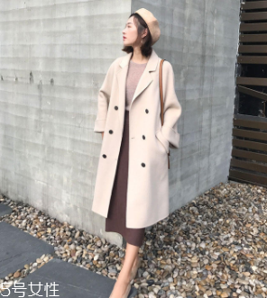 白領(lǐng)女性赴約穿什么好？長(zhǎng)款氣質(zhì)大衣有格調(diào)和氣質(zhì)
