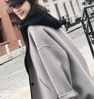 白領(lǐng)女性赴約穿什么好？長(zhǎng)款氣質(zhì)大衣有格調(diào)和氣質(zhì)