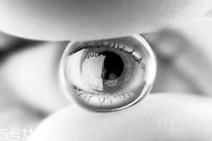 怎么確定隱形眼鏡掉了？蒙著一邊眼睛測視力