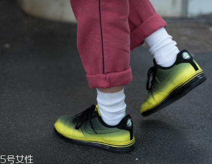 運動鞋不跟腳怎么辦？找準原因?qū)ΠY下藥