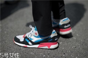 運(yùn)動(dòng)鞋不防滑怎么辦？一盒創(chuàng)可貼就能解決