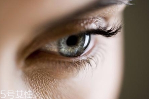 冬天用什么眼霜？抗皺眼霜對(duì)抗干燥肌