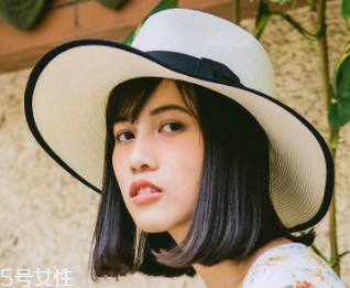 戴什么帽子顯臉?。繉掗苊弊屇樋雌饋硇?></p><p>精巧挺括的寬檐帽更適合中性風(fēng)的打扮，這樣的寬檐帽看起來比較簡(jiǎn)練，搭配出來的效果也會(huì)更加有干練的氣質(zhì)。</p><p style=