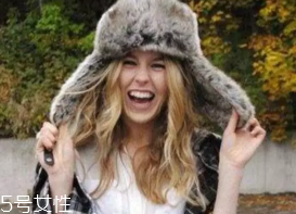 戴什么帽子顯臉?。繉掗苊弊屇樋雌饋硇?></p><p>爵士帽：爵士帽寬大的帽檐給人帶來中性風(fēng)，不過在選擇爵士帽的時(shí)候切記不要選擇帽檐過寬的，因?yàn)椴坏珪?huì)顯得過于夸張，而且冬天的風(fēng)一吹，帽子很容易就被掀起來，場(chǎng)面很是尷尬。</p><p style=
