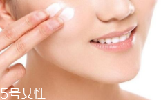 隔離霜可以直接涂在臉上嗎？要用補水產(chǎn)品打底才好