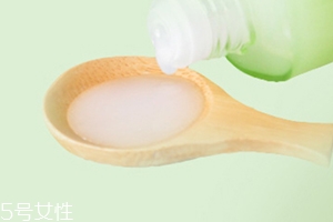 爽膚水可以涂在眼睛周?chē)鷨?？小心長(zhǎng)出脂肪粒
