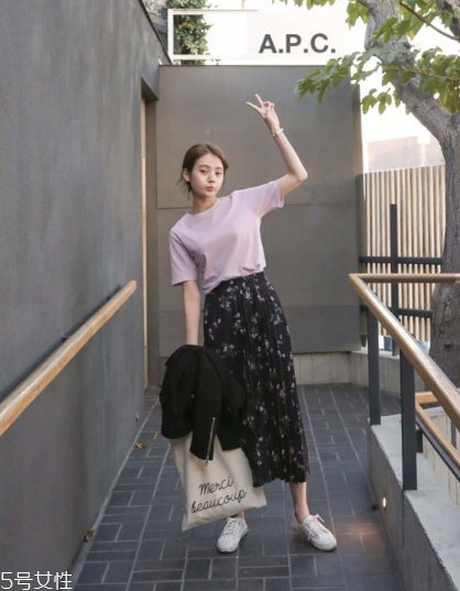碎花長裙搭配什么上衣？復(fù)古或優(yōu)雅隨意切換