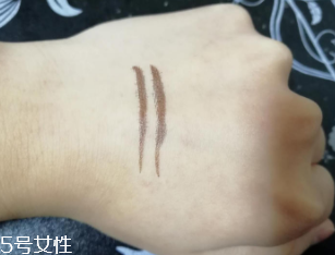 kiss me眼線筆怎么卸？卸妝水直接擦拭即可
