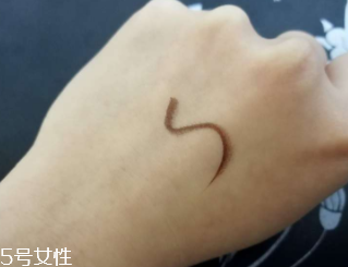 kiss me眼線筆怎么卸？卸妝水直接擦拭即可