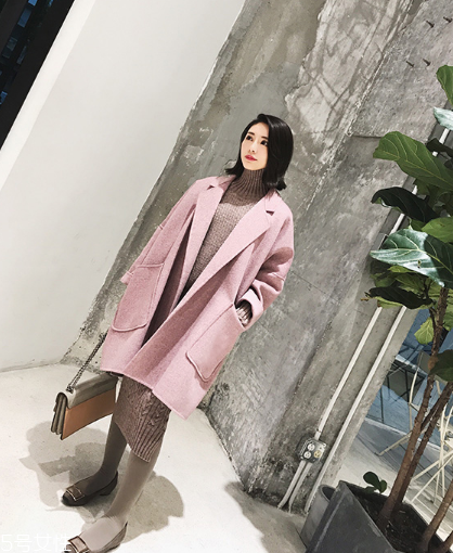 粉色外套怎么搭配？粉嫩少女系穿搭
