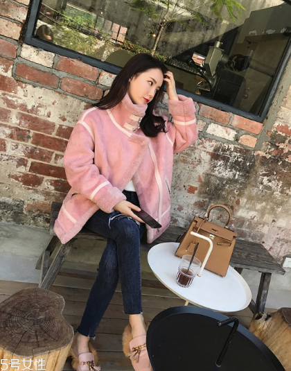 粉色外套怎么搭配？粉嫩少女系穿搭