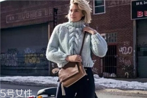 闊腿褲搭配什么毛衣？這個(gè)春天這樣穿