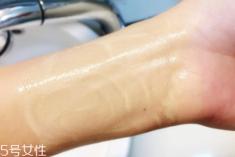 阿瑪尼粉底液脫妝嗎？4小時后要補妝