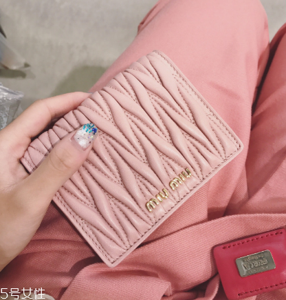 miumiu是什么旗下的？明星偏偏鐘愛它