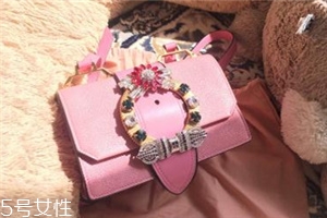 miumiu是什么旗下的？明星偏偏鐘愛它