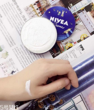 妮維雅小藍(lán)罐很油嗎？清爽不油膩