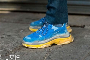 運(yùn)動(dòng)鞋里面磨破怎么辦？找有經(jīng)驗(yàn)的鞋匠修補(bǔ)