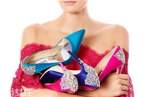badgley mischka鞋子偏大嗎？時尚與奢華并存的紅毯戰(zhàn)靴