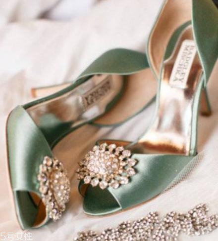 badgley mischka鞋子偏大嗎？時尚與奢華并存的紅毯戰(zhàn)靴