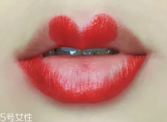 絲絨口紅和啞光哪個好？正式場合用啞光