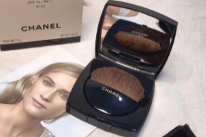 Chanel香奈兒柔光蜜粉餅好用嗎？春夏妝容救星