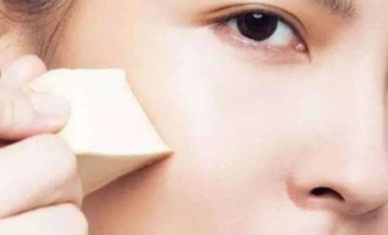 粉底液怎么涂不浮粉？指腹按壓避免脫妝