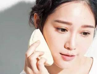 粉底液怎么涂不浮粉？指腹按壓避免脫妝