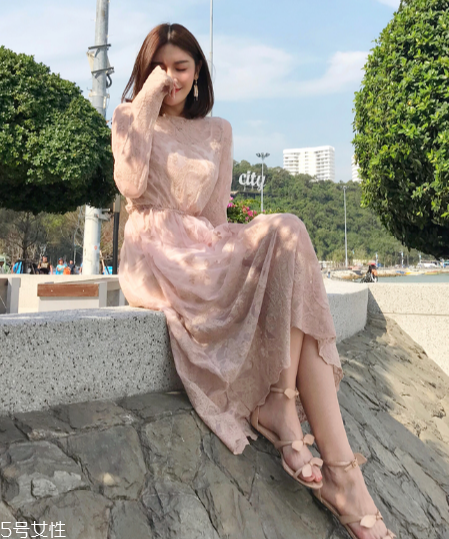 春天穿什么款式連衣裙好看？讓你早春美翻天