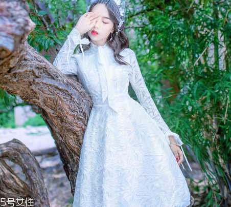 春天穿什么款式連衣裙好看？讓你早春美翻天