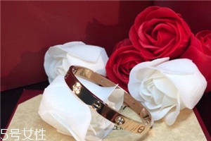 卡地亞手鐲可以戴著洗澡嗎？最好不要經(jīng)常碰水