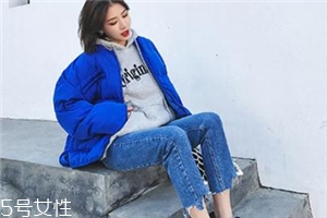 牛仔褲可以配皮鞋嗎？搭出時尚街拍范兒
