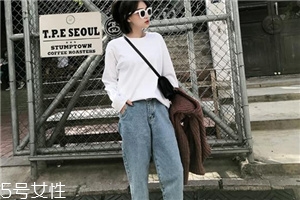牛仔褲要翻過(guò)來(lái)洗嗎？翻過(guò)來(lái)洗可以減少褪色