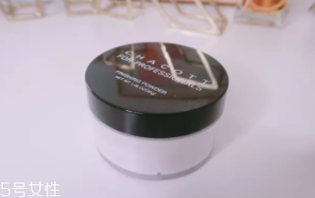 蜜粉能用在嘴唇上嗎？打造啞光唇妝