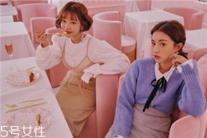 紫色針織衫怎么搭配？開春穿出浪漫甜美氣息
