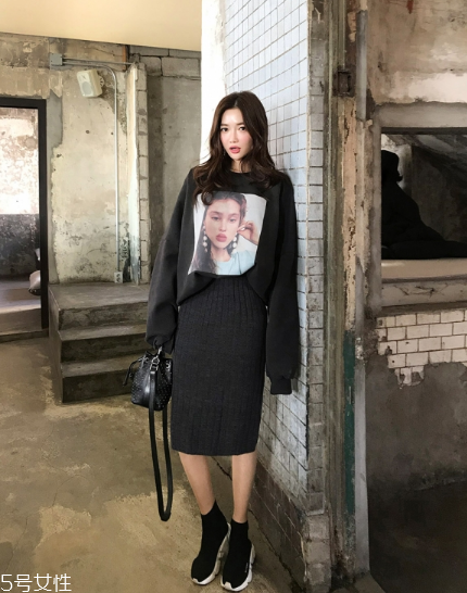 黑色針織裙配什么上衣好看？小女人溫柔氣質(zhì)盡顯