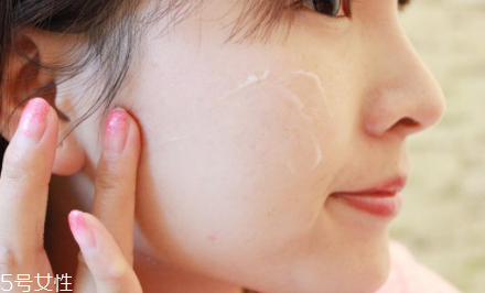 睡眠面膜過夜好不好？對于油皮是災(zāi)難