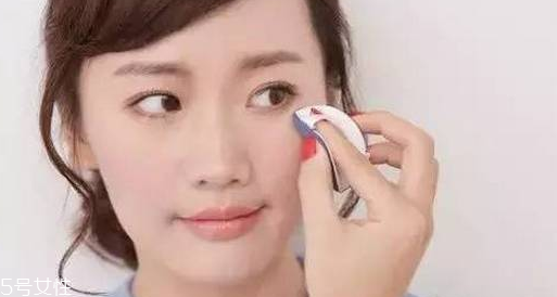 氣墊卡粉浮粉怎么辦？上妝方式換一換