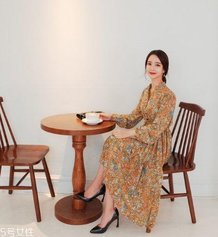 碎花連衣裙搭配什么鞋子？玩轉(zhuǎn)復(fù)古甜美