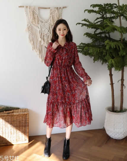 碎花連衣裙搭配什么鞋子？玩轉(zhuǎn)復(fù)古甜美
