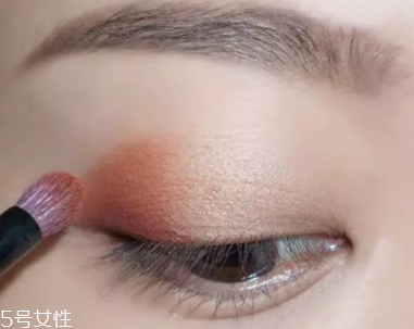 棕色眼影怎么畫(huà)好看？作為最后的暈染色