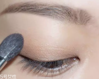 棕色眼影怎么畫(huà)好看？作為最后的暈染色