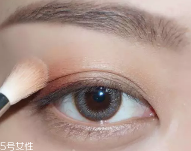 棕色眼影怎么畫(huà)好看？作為最后的暈染色