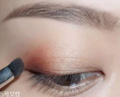 棕色眼影怎么畫(huà)好看？作為最后的暈染色