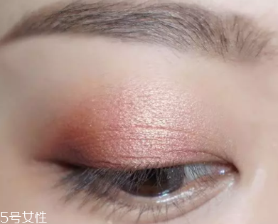 棕色眼影怎么畫(huà)好看？作為最后的暈染色